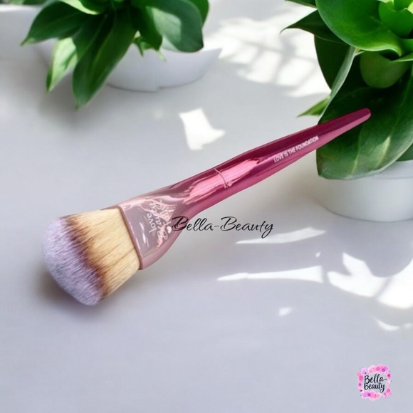 IT Love Foundation Makeup Brush | Cosmetics ~NEW~ - Picture 2 of 11